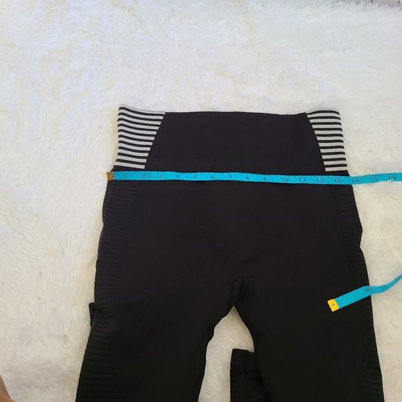 Fashion Nova Work For It Black Active Capri Leggings Size Medium - Picture 9 of 9